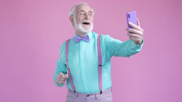 Aged man blogger video call make signs isolated pastel color background — Stock videók