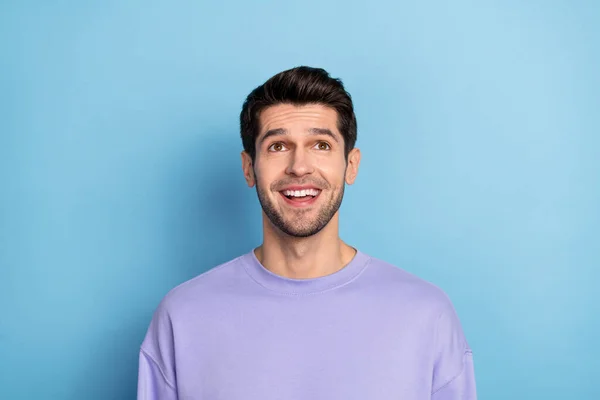 Photo of impressed millennial brunet guy look up wear sweatshirt isolated on blue color background — Fotografia de Stock