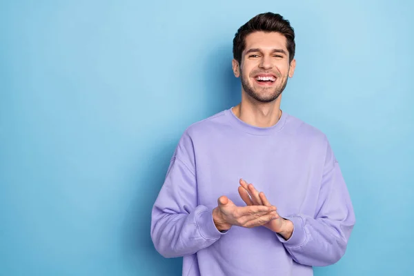 Photo of impressed millennial brunet guy clap arms wear sweatshirt isolated on blue color background — Stockfoto