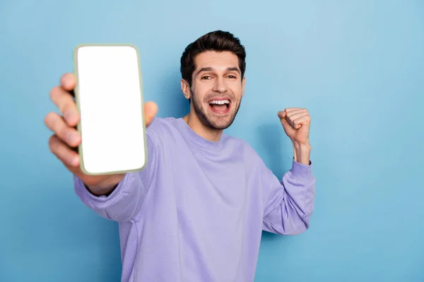 Photo of funky young brunet guy show telephone yell wear pullover isolated on blue color background — Fotografia de Stock
