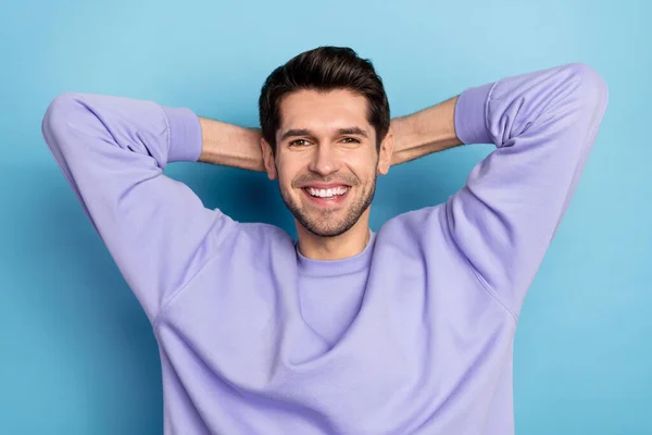 Foto di carino ragazzo brunetta millenaria palme testa indossare felpa isolato su sfondo di colore blu — Foto Stock