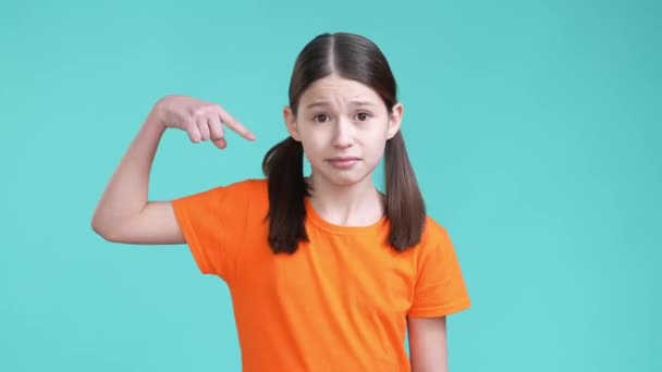 Koululainen pidä ystävä päätös eristetty syaani väri tausta — kuvapankkivideo