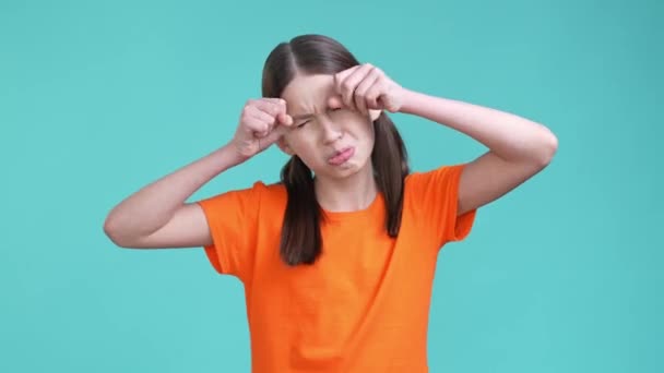 Schoolkid gøre forskellige ansigter isoleret cyan farve baggrund – Stock-video