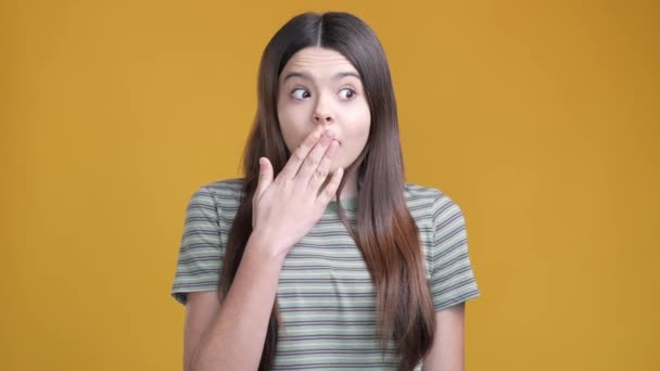 Schoolkind zegt geheim voelen sorry geïsoleerde levendige kleur achtergrond — Stockvideo