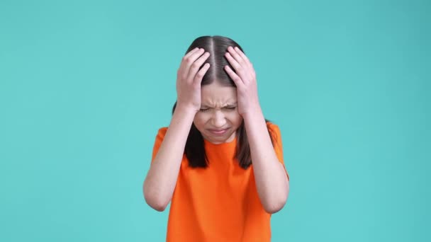 Školačka trpí hrozné bolesti hlavy izolované azurové barvy pozadí — Stock video