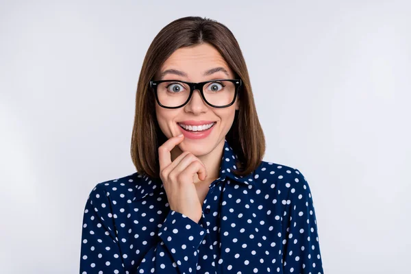 Foto de jovem senhora alegre bom humor dedo toque queixo pensar ideia isolada sobre fundo de cor cinza — Fotografia de Stock