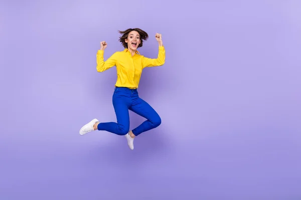 Ganzes Foto von süßen Millennial Brünette Dame springen schreien tragen Hemd Hose Schuhe isoliert auf lila Hintergrund — Stockfoto