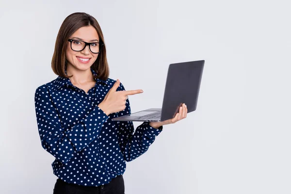 Porträtt av attraktiva trendiga cheery flicka med laptop visar lösning skärm discplay isolerad över grå pastell färg bakgrund — Stockfoto