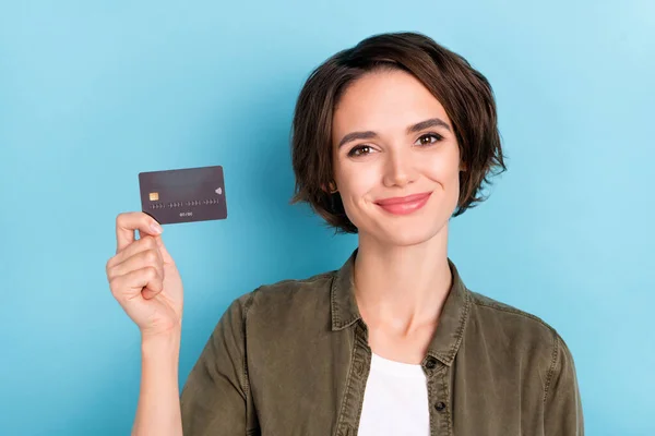Fénykép a szép millennail rövid frizura hölgy show kártya viselet trend ruha elszigetelt kék színű háttér — Stock Fotó