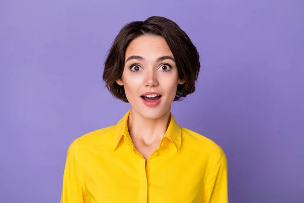 Фото ура юная леди смотреть камера носить желтую рубашку изолированы на фиолетовом фоне цвета — стоковое фото