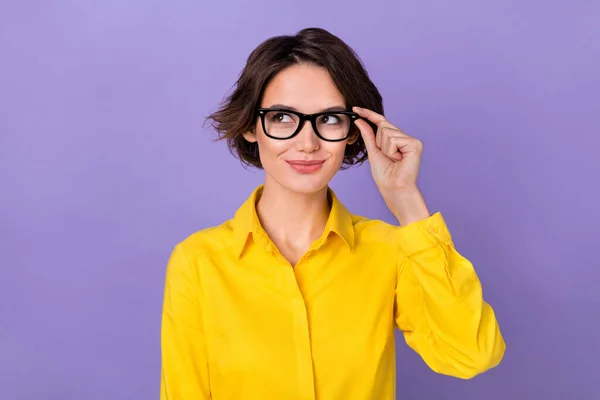 Foto de señora joven agradable mirada espacio vacío desgaste paño formal aislado sobre fondo de color púrpura —  Fotos de Stock