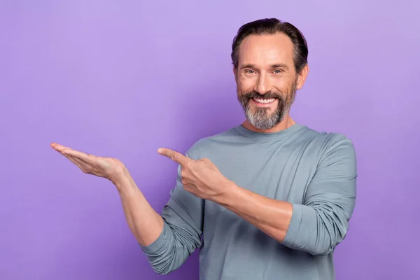 Foto de bonito alegre masculino publicidade produto objeto à venda desconto isolado no fundo cor violeta — Fotografia de Stock