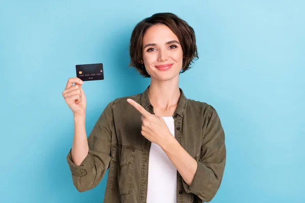 Fénykép az optimista Y-generációs rövid frizura hölgy index kártya viselet trend ruha elszigetelt kék színű háttér — Stock Fotó