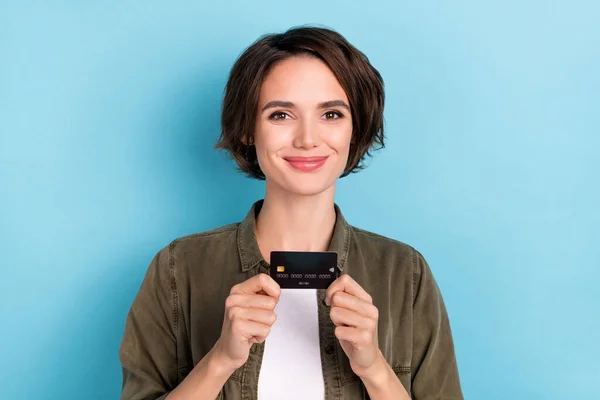 Photo of sweet young short hairstyle lady hold card wear trend cloth isolated on blue color background — Zdjęcie stockowe