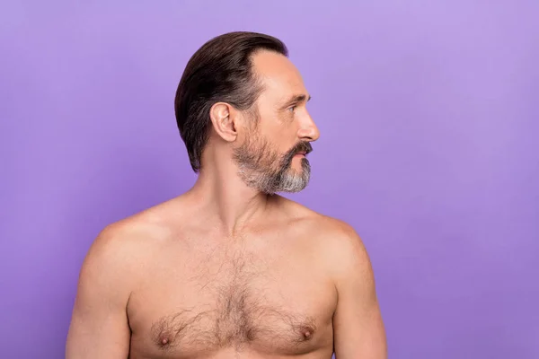 中年男子相貌清澈的特写形象空荡荡地登广告，用紫罗兰色背景隔绝身体护理乳液 — 图库照片