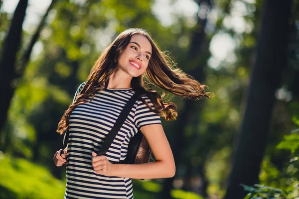 Портрет привлекательной беззаботной веселой девушки, отдыхающей, весело проводящей время на свежем воздухе — стоковое фото
