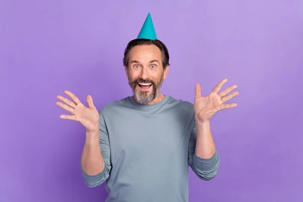 Photo of excited mature man good mood unexpected event headwear isolated over violet color background — Stockfoto