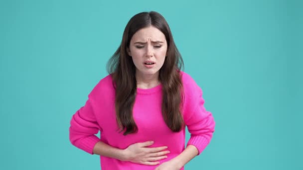 Dame souffrent terrible infection de la maladie du ventre isolé fond de couleur cyan — Video