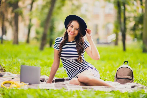 Porträt der schönen fröhlichen Mädchen tun Hausarbeit Projekt sitzt auf dem Cover beobachten Video berühren Mütze an der frischen Luft — Stockfoto