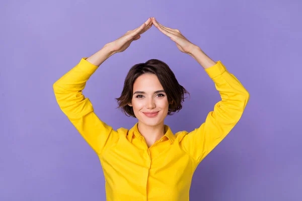 Photo of hr young bob hairdo lady arms house wear yellow shirt isolated on violet color background — Zdjęcie stockowe