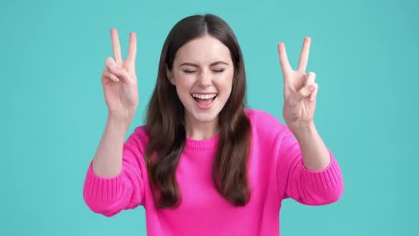 Gute Laune schöne Dame machen v Zeichen Wochenende isoliert Cyan Farbe Hintergrund — Stockvideo