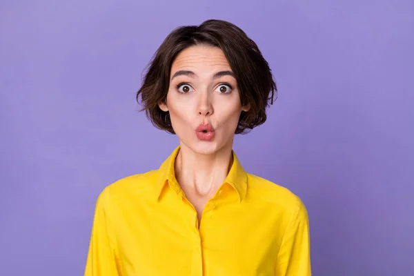Foto de impressionado jovem hr senhora usar roupa amarela isolada no fundo cor violeta — Fotografia de Stock