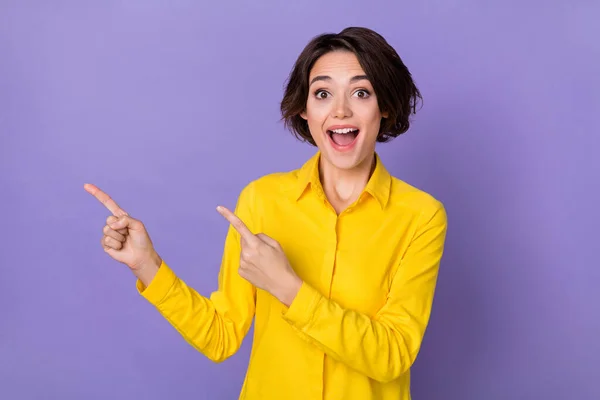 Photo of impressed millennial bob hairdo lady index promo wear yellow shirt isolated on violet color background — Stock Fotó