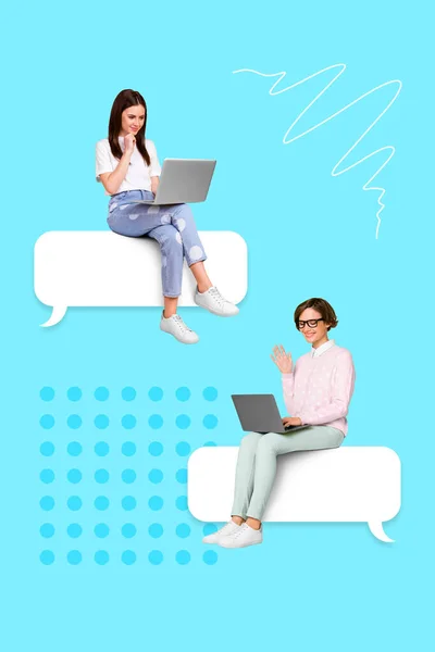Modern cihazlarla sohbet eden iki mutlu bayanın üç boyutlu soyut şablon fotoğraf grafikleri kolajı izole edilmiş mavi arkaplan — Stok fotoğraf