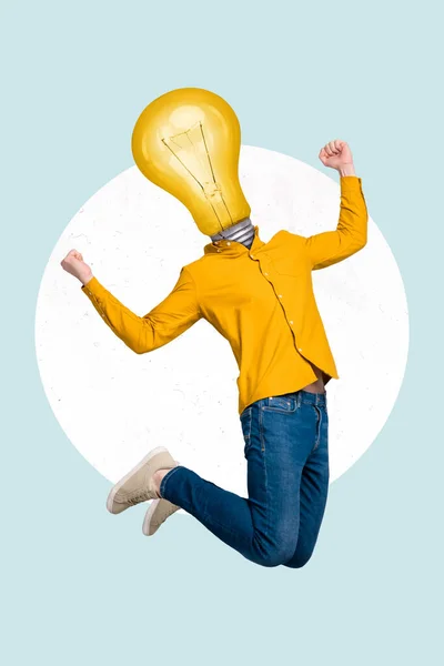 頭のアイデアが青の色の背景に隔離された場合、代わりに電球を持ってジャンプ魅力的な幸運男の垂直フル長ボディサイズビュー — ストック写真