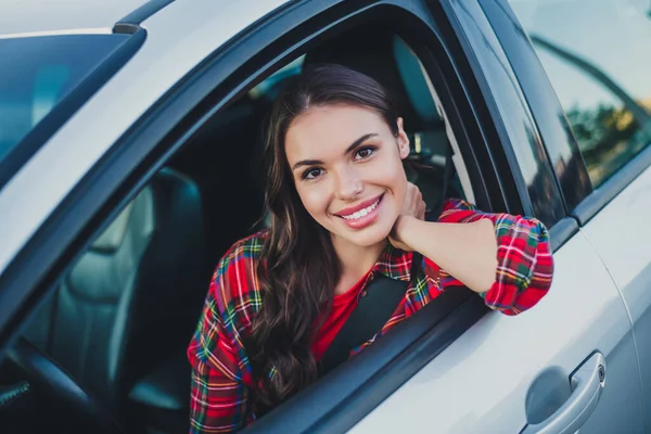 Portrait of attractive cheerful wavy-haired girl driving car enjoying good mood rest vacation trip tour outdoors — Foto Stock