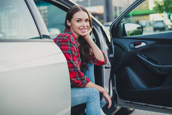 Portré vonzó vidám hullámos hajú lány utas ül auto töltik időt nyaralás hétvégén parkolás szabadban — Stock Fotó