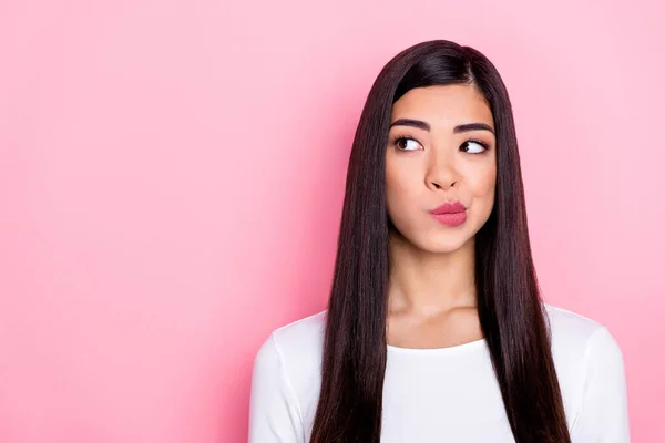 Foto di incerto giovane bruna signora sguardo promo usura tendenza panno isolato su sfondo di colore rosa — Foto Stock