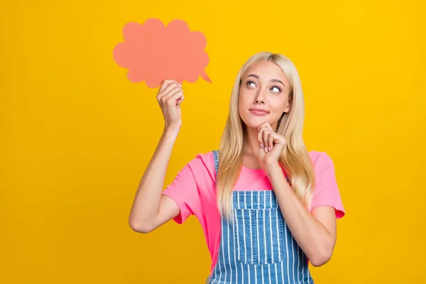 Retrato de chica atractiva sosteniendo papel podría decidir copiar el espacio en blanco aislado sobre fondo de color amarillo brillante —  Fotos de Stock