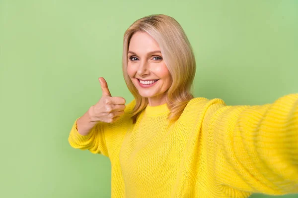 Portret starszej pani nowoczesny blogger zrobić selfie kciuk do góry symbol cieszyć się dobrej jakości izolowane zielony kolor tła — Zdjęcie stockowe