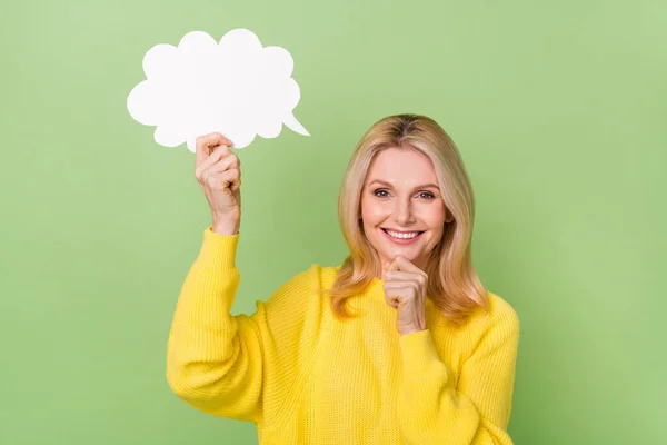 Foto di invecchiato signora tenere carta discorso nube profondo pensare informazioni indossare maglione isolato colore verde sfondo — Foto Stock