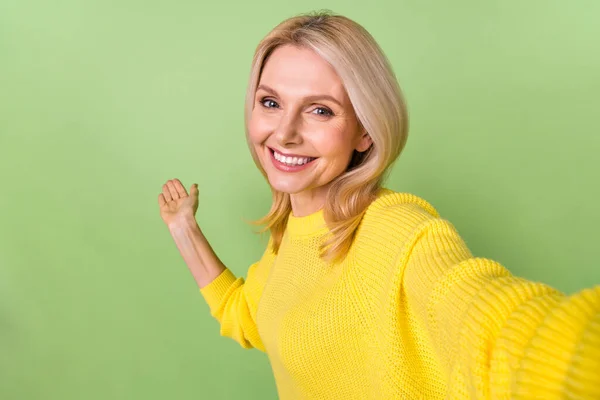 Photo of positive aged lady blogging demonstrate empty space web shopping sale isolated green color background — Foto de Stock