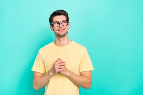 Foto van schattige brunet millennial guy look lege ruimte dragen brillen geel t-shirt geïsoleerd op turquoise kleur achtergrond — Stockfoto