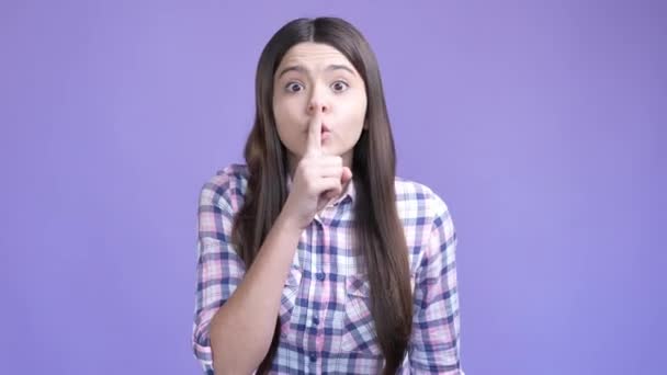 Smart schoolkid fragen keine Aktie Vertraulichkeit isoliert lebendige Farbe Hintergrund — Stockvideo