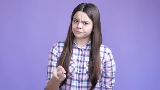 Scchoolkid senhora repreensão dedo avisar bully isolado brilho cor fundo — Vídeo de Stock