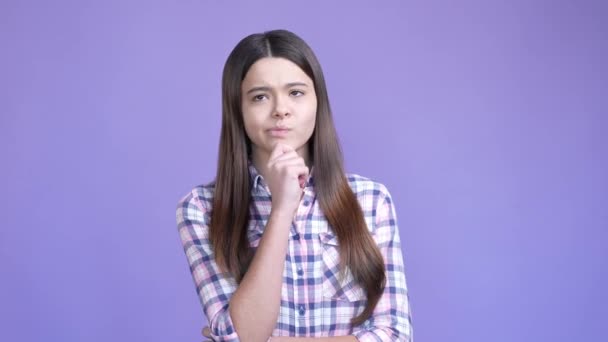 Iskolásgyerek vonós vállak nincs válasz elszigetelt ragyogás színes háttér — Stock videók