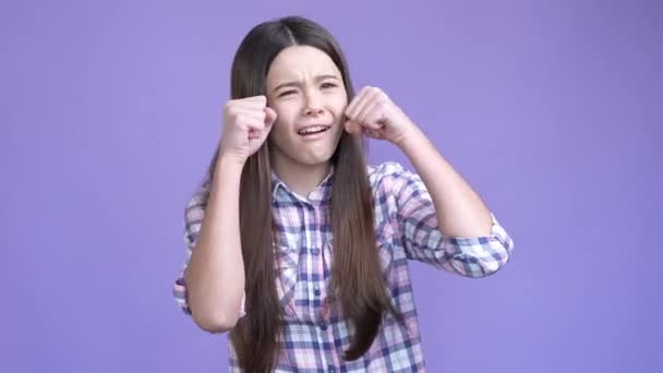 Skolbarn dåraktig mobbning skrattar högt isolerad glans färg bakgrund — Stockvideo