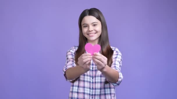 Kleine Kind aufrichtige Gefühle geben Herz Karte isoliert Glanz Farbe Hintergrund — Stockvideo
