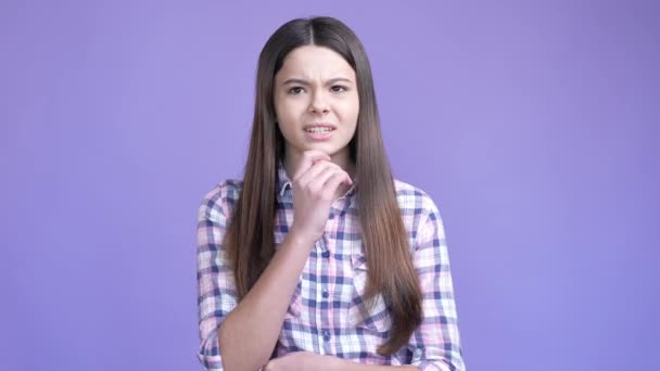 Minded liten skolbarn bestämma stor tanke isolerad ljus färg bakgrund — Stockvideo