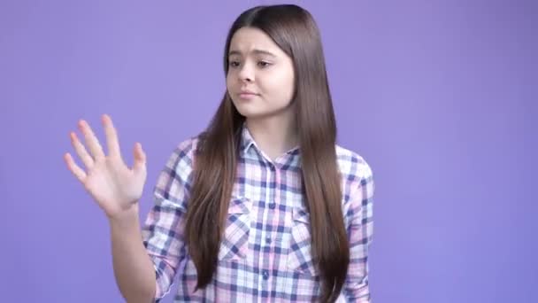 Schoolkid allein schreien Menschen niemand Antwort isoliert helle Farbe Hintergrund — Stockvideo