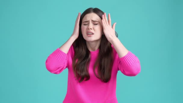 Lady frusztrált stressz elkerülése hangerő zene elszigetelt cián szín háttér — Stock videók
