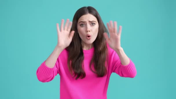 Lady dostat potíže požádat o pomoc volat nikdo vidět její izolované azurové barvy pozadí — Stock video