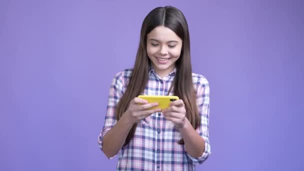 Süchtige Schulkind spielen Gadget verlieren isoliert Glanz Farbe Hintergrund — Stockvideo