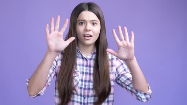 Schoolkind lock trap kamer verf display geïsoleerde heldere kleur achtergrond — Stockvideo