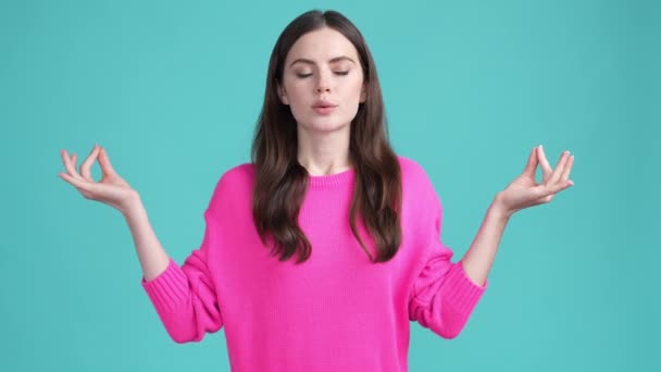 Senhora bem-estar meditar om sinal dedos isolado cor ciano fundo — Vídeo de Stock