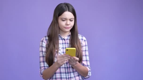 Irriterad liten unge svar enhet kallar isolerad glans färg bakgrund — Stockvideo